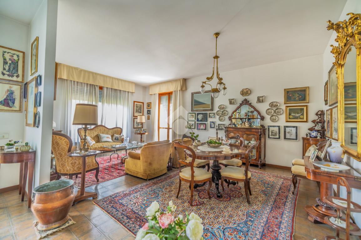 Villa in Via Ugo Foscolo 5, Mozzo