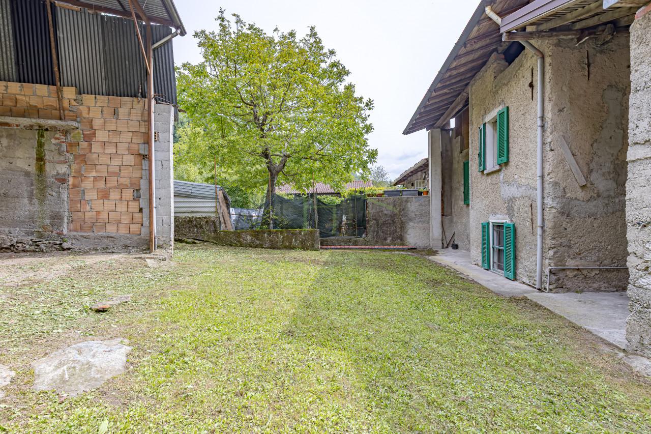 Casa indipendente in Via ai Mulini, Lasnigo