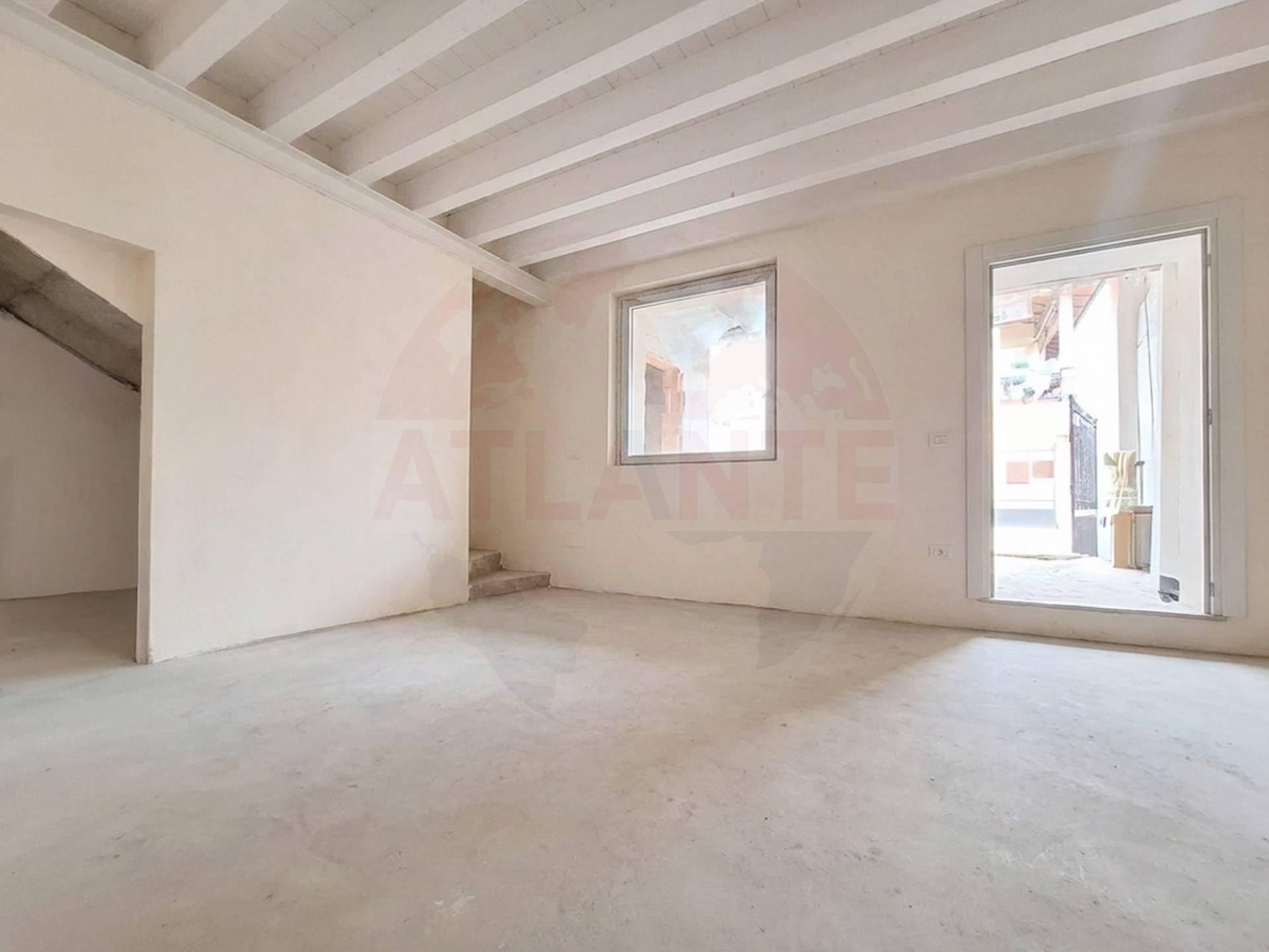 Trilocale in Via Dugalone 27 27, Travagliato