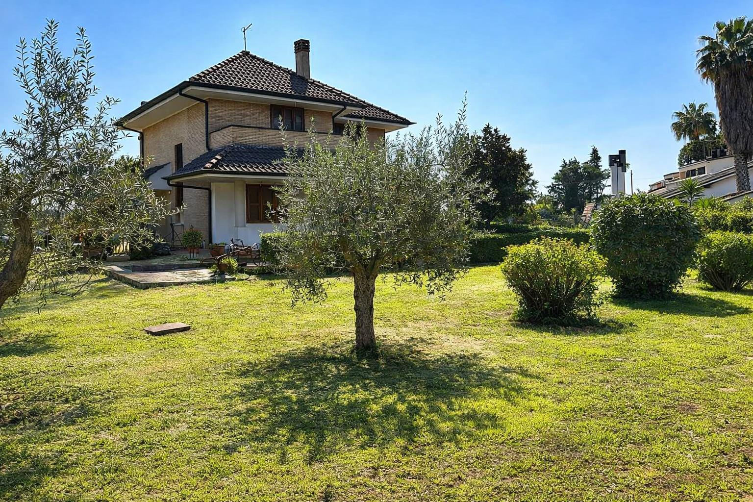 Casa indipendente in Strada della Rosa, Latina