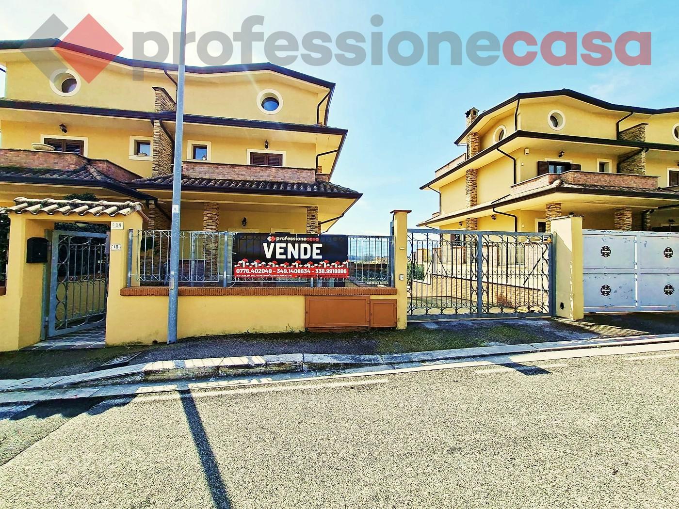 Villa bifamiliare in Viale Leonardo 18, Piedimonte San Germano
