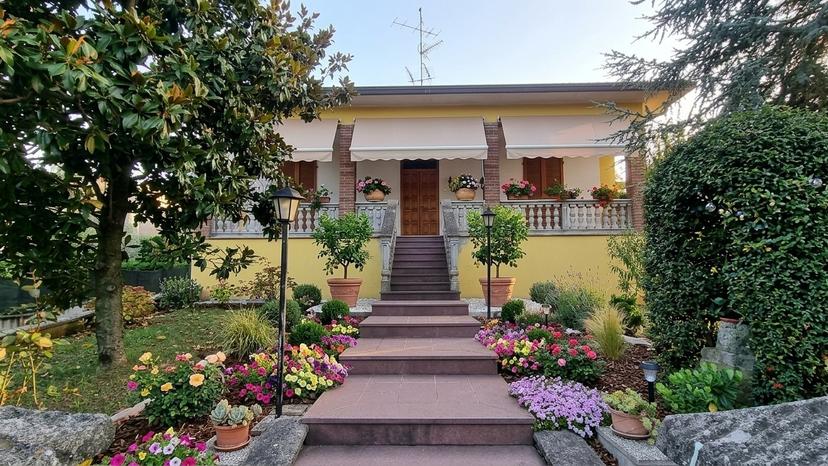 Casa indipendente in Via XXV Aprile 28, Lesignano de' Bagni