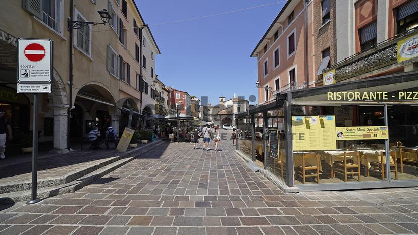 Trilocale in Via Sant'Angela Merici 18, Desenzano del Garda — foto 3 di 5