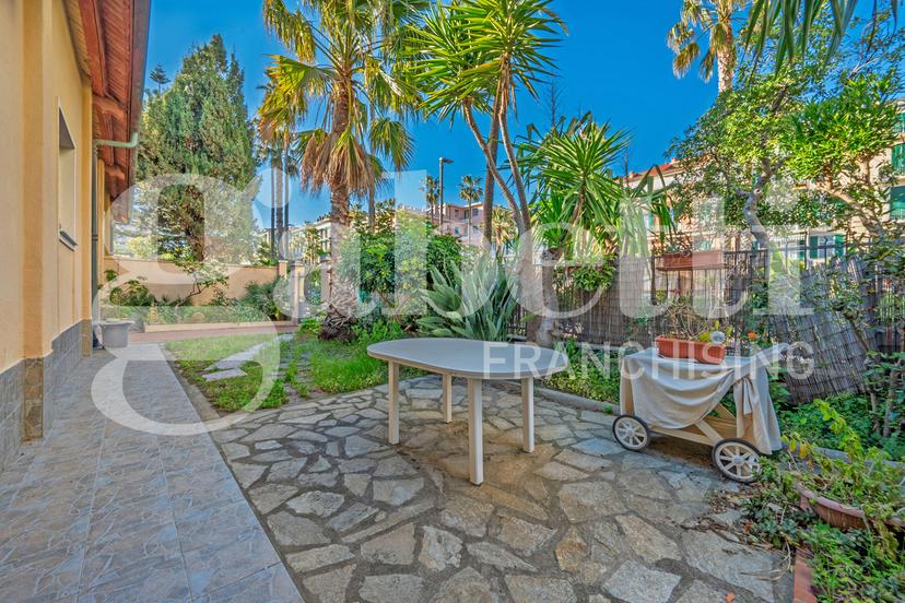 Villa in Piazza Eroi della Libertà  28, Bordighera — foto 4 di 5