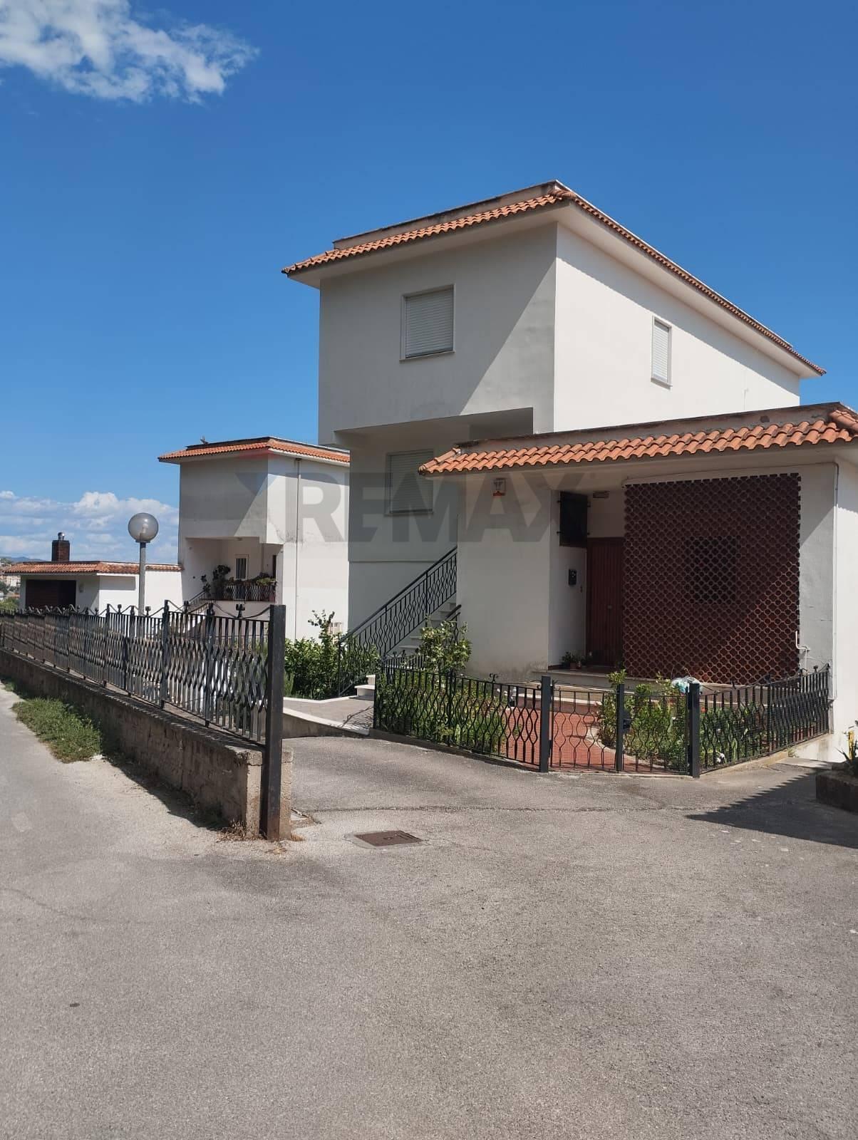 Villa a schiera, Minturno
