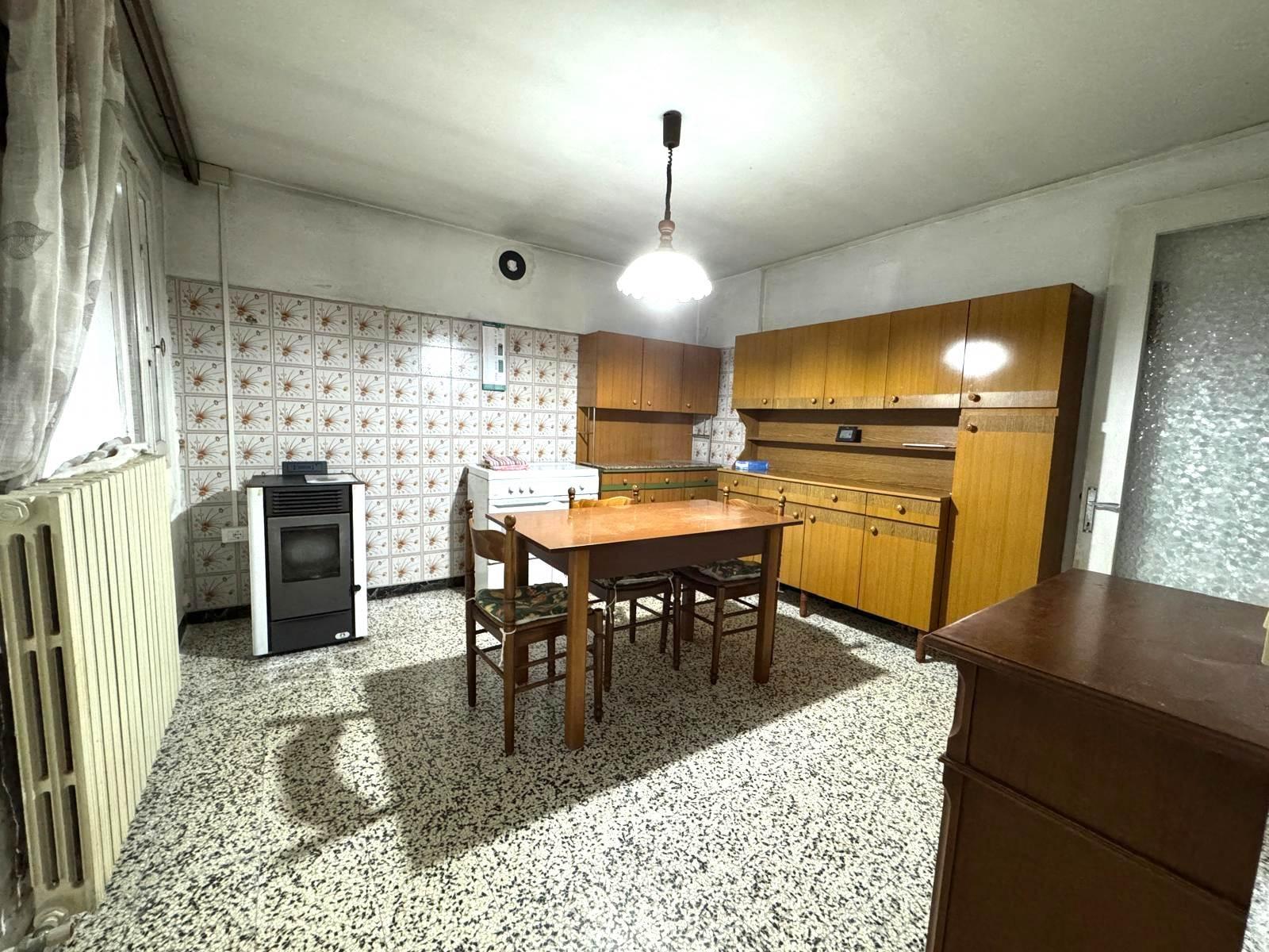 Casa indipendente in Via Castello, Correzzola