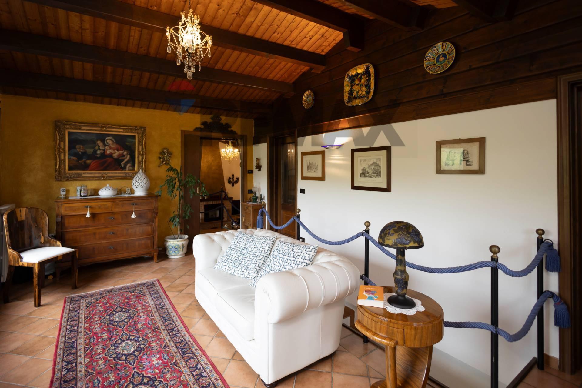 Villa in Via Rolfi 3, Santa Vittoria d'Alba