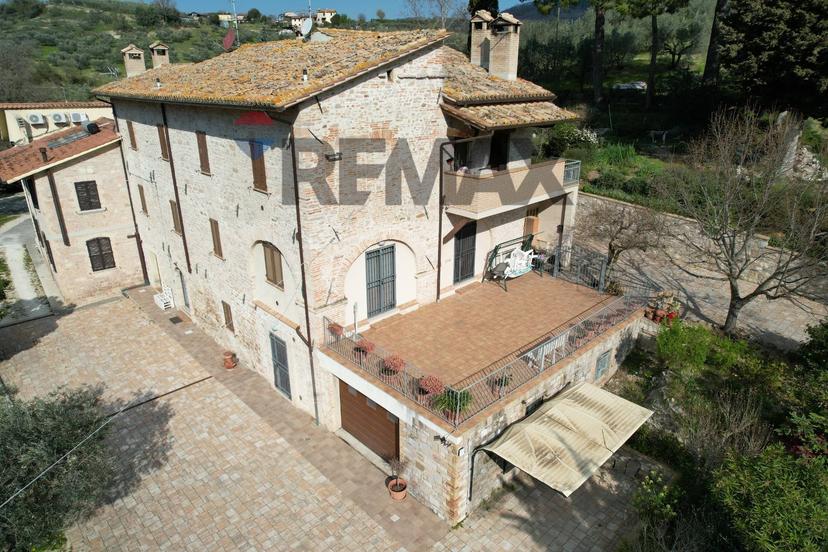 Rustico in Via San Vittorino Snc, Assisi — foto 2 di 5