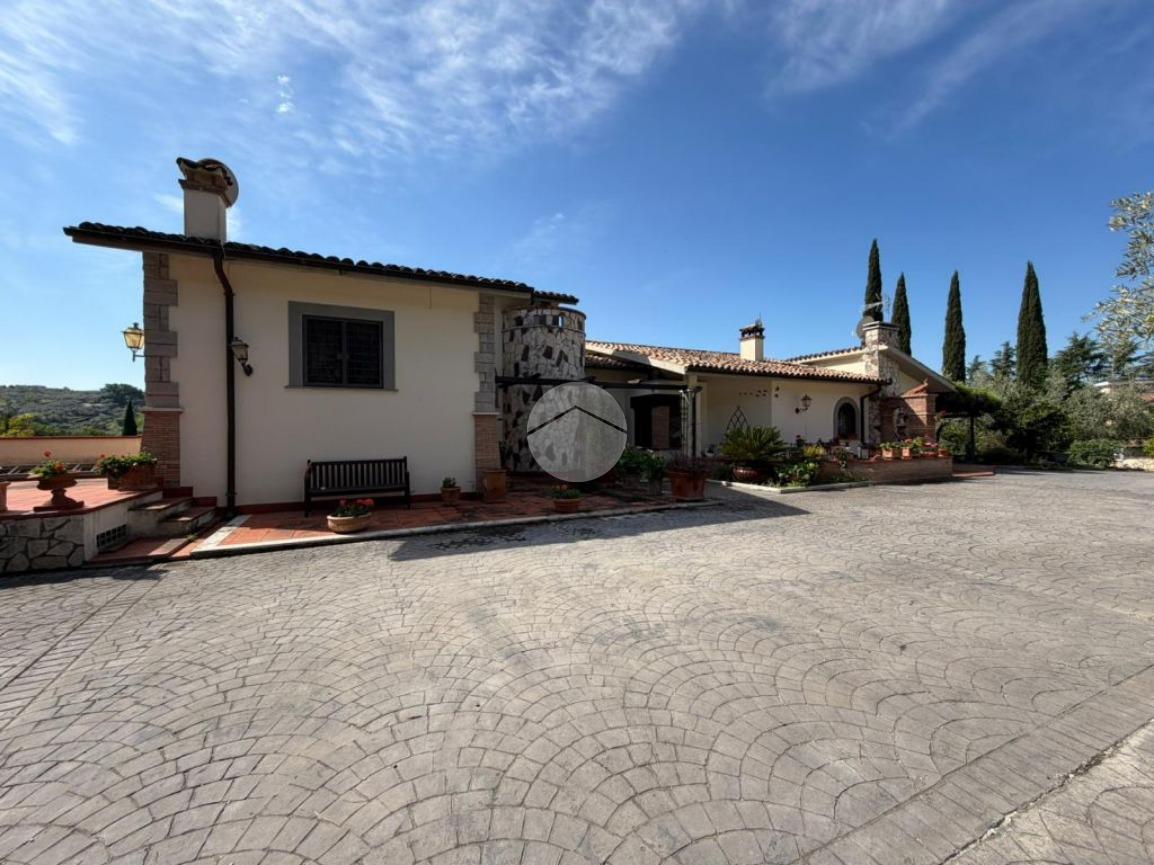 Villa in Strada dei Pioppi 8, Fara in Sabina