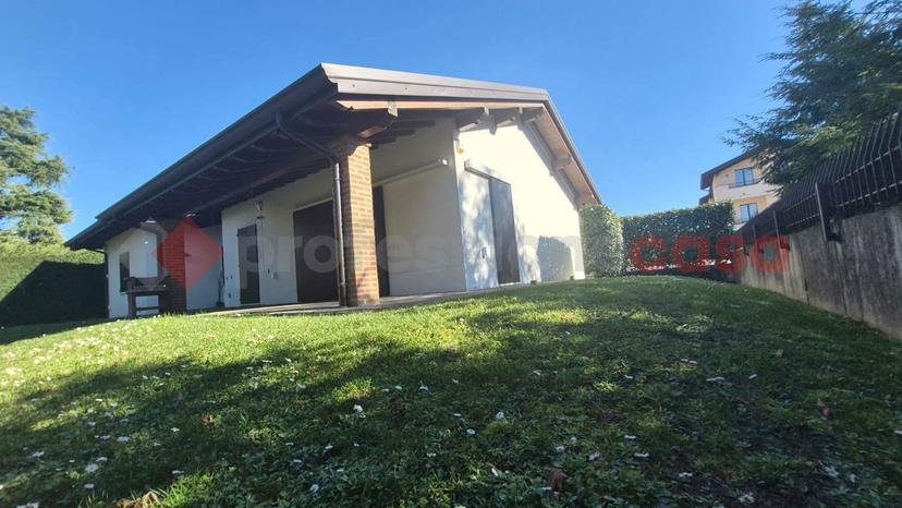 Villa in Via Duca di Genova 35, Parabiago