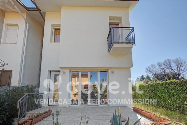 Villa a schiera in Via Venezuela 1, Camaiore