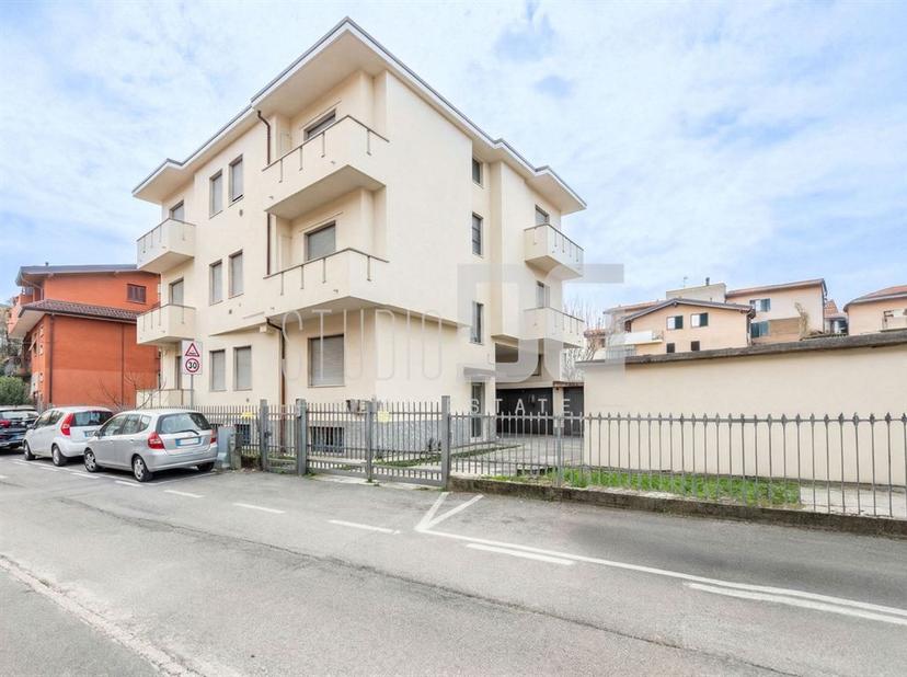 Trilocale in Via Bixio, Limbiate