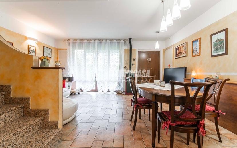 Villa a schiera, Fenegrò — foto 2 di 5