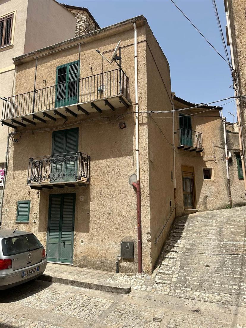 Casa indipendente, Palazzo Adriano