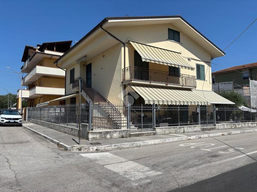 Quadrilocale in Via Tiziano 3, Penna Sant'Andrea — foto 3 di 5