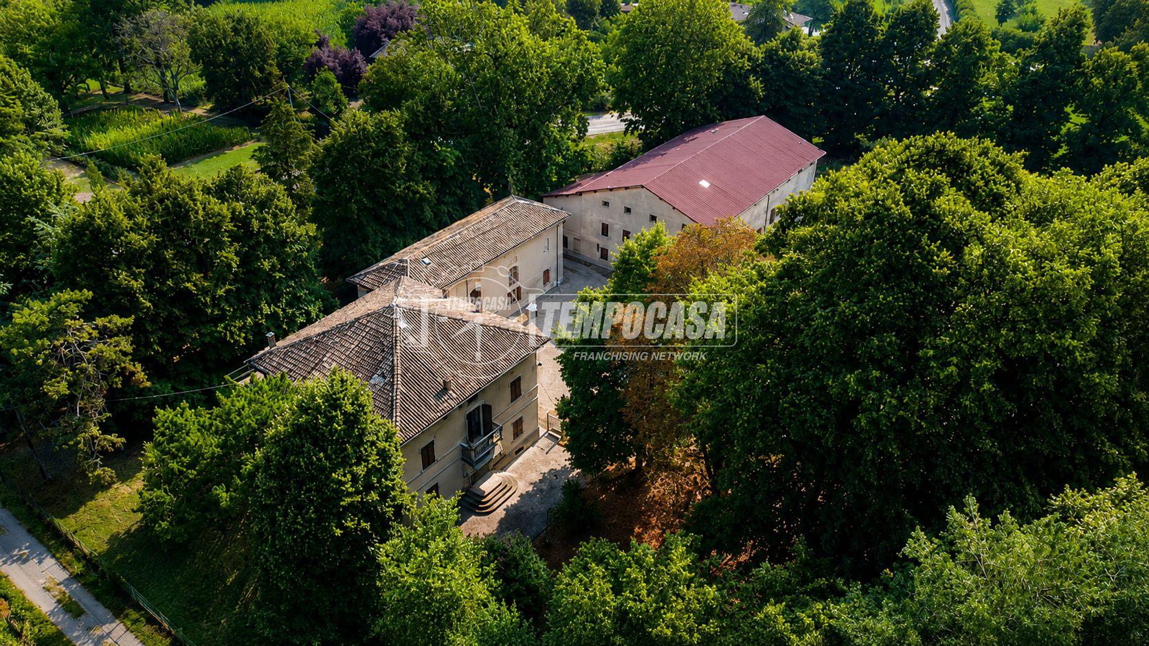 Villa a schiera in Via Tresinaro (Castellazzo), Reggio nell'Emilia