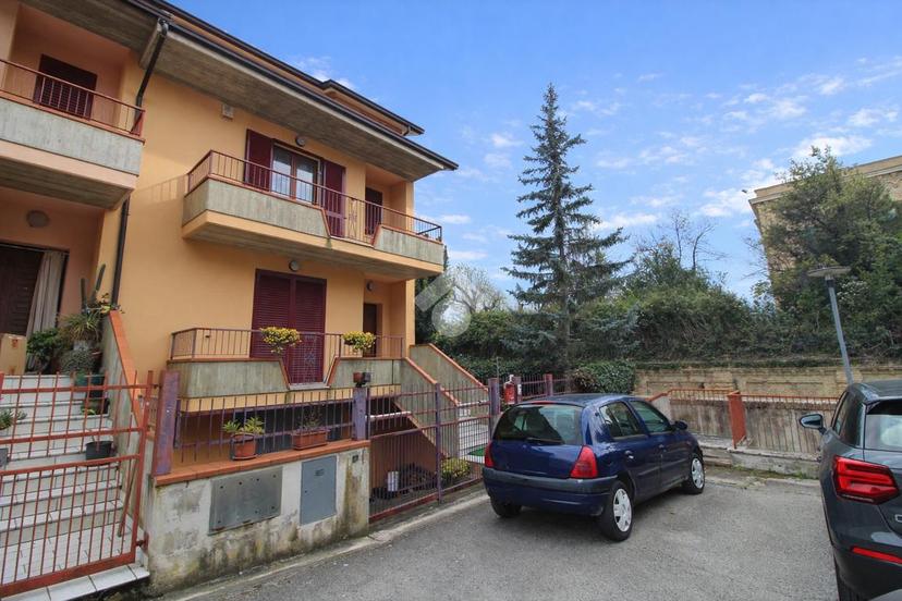Villa a schiera in Via K. Marx, Mosciano Sant'Angelo — foto 2 di 5