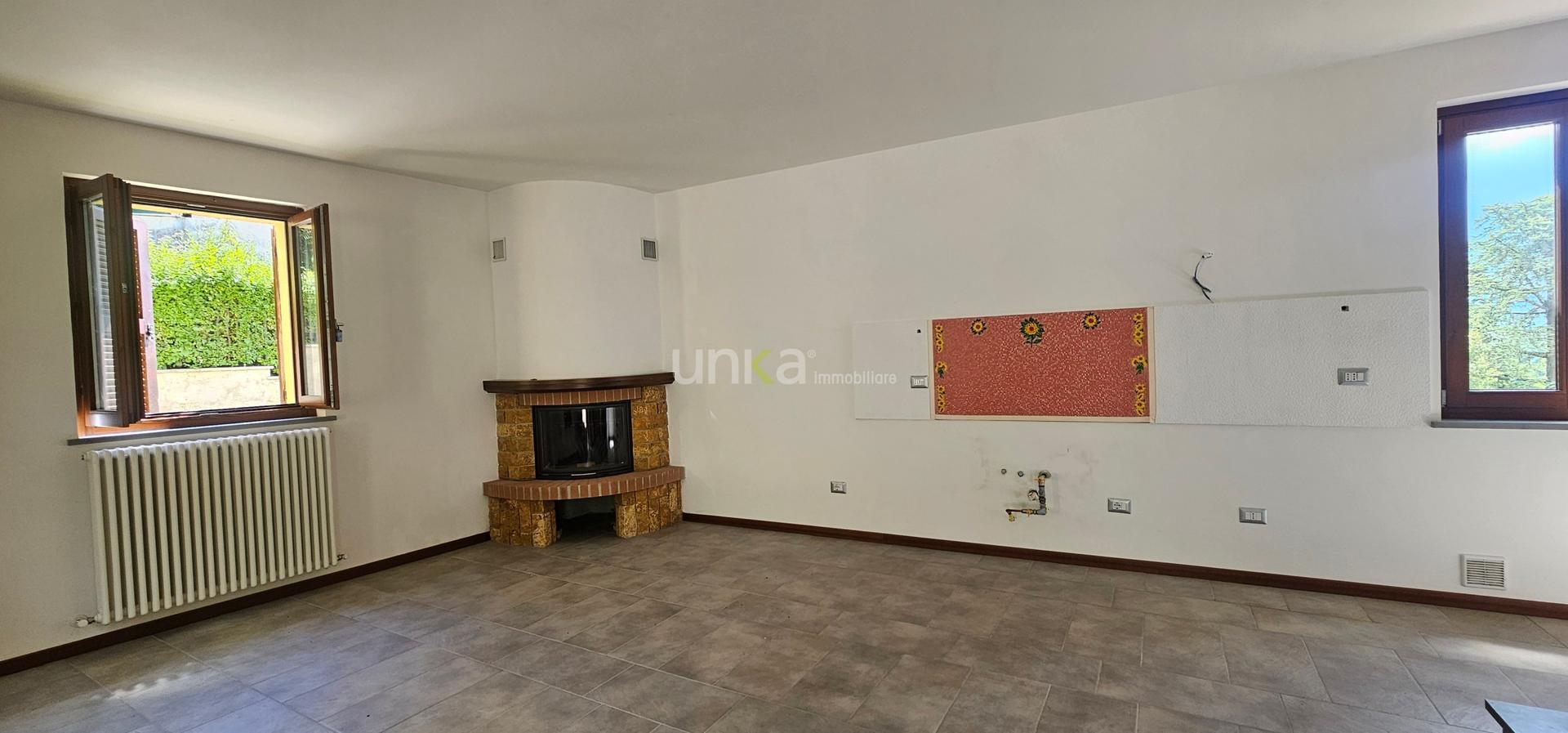 Casa indipendente in Via XXVI Maggio Snc, Monte Roberto