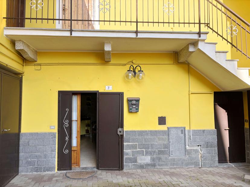 Rustico in Carlo Cattaneo 9, Agrate Conturbia — foto 2 di 5