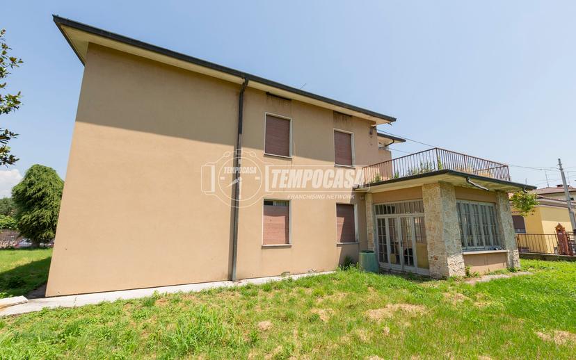 Villa a schiera, Nuvolera