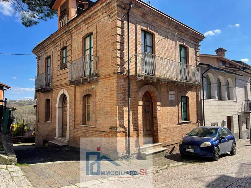 Casa indipendente in Piazza San Giuseppe, Sant'Angelo a Cupolo