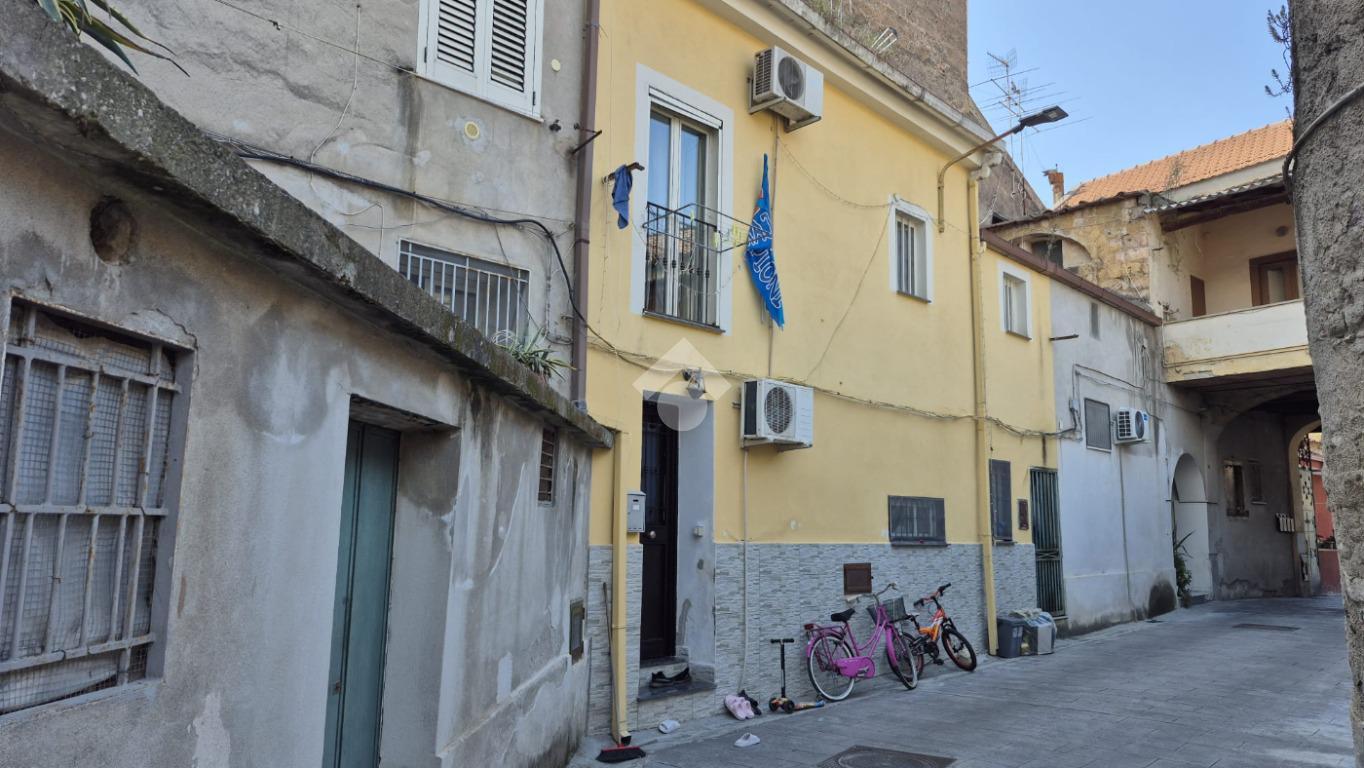 Trilocale in Vico Bassano 2, Curti