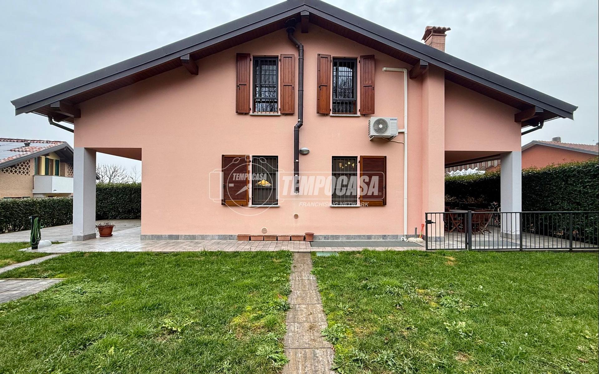 Villa a schiera in Via Monte Grappa 30/a, Merate