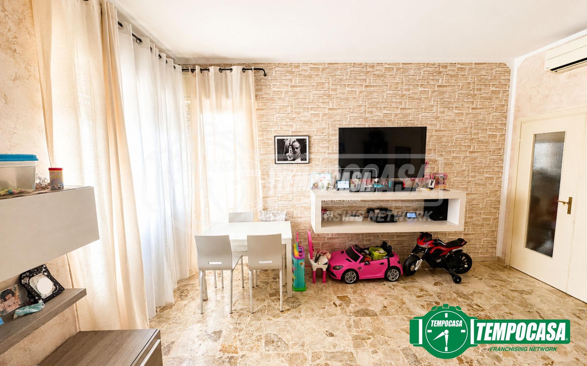 Trilocale in Via De Gasperi, Casorate Primo