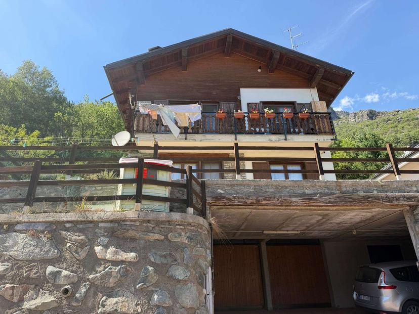 Villa bifamiliare in Frazione Merlin, Châtillon
