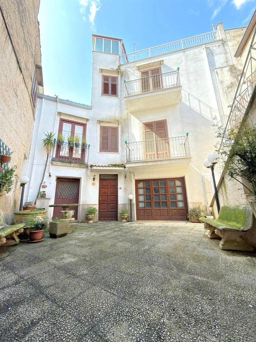 Casa indipendente, Palazzo Adriano — foto 2 di 5