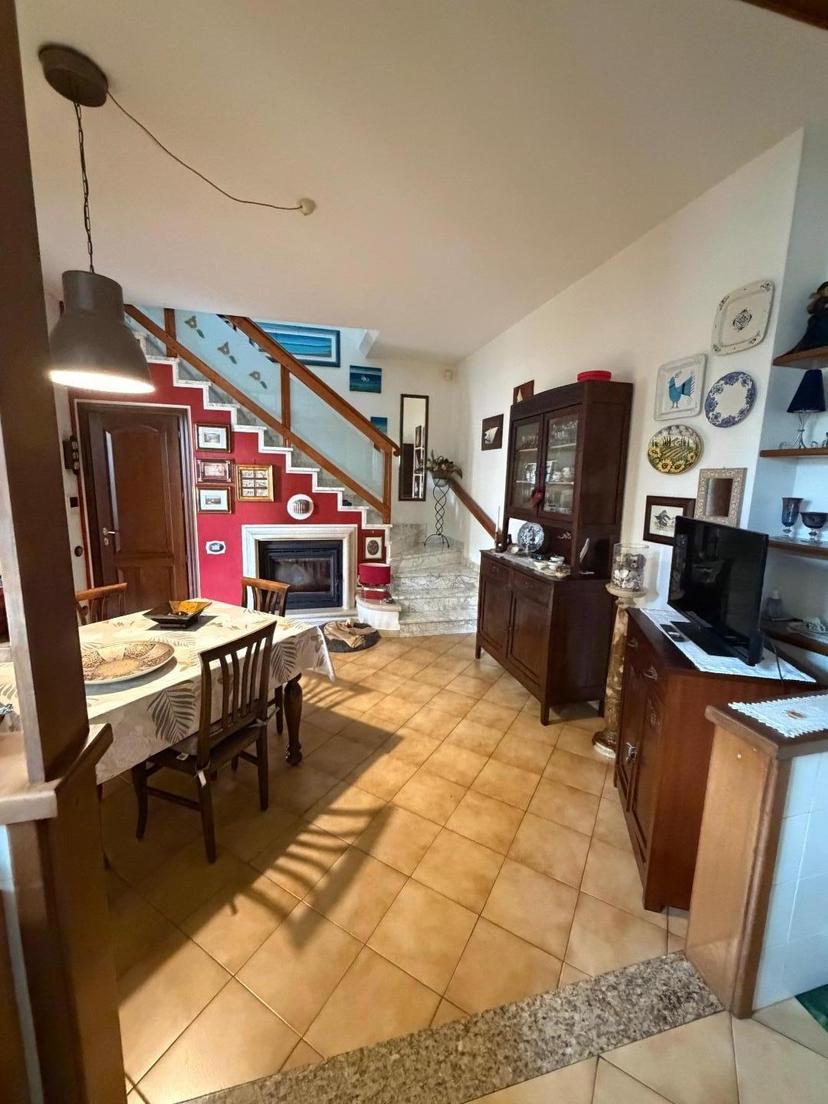 Villa trifamiliare, Luni — foto 2 di 5