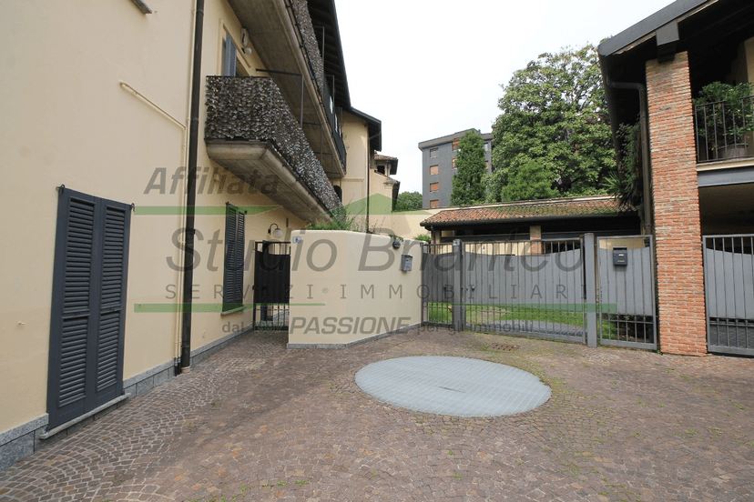 Bilocale in Via Claudio Cesana, Carate Brianza