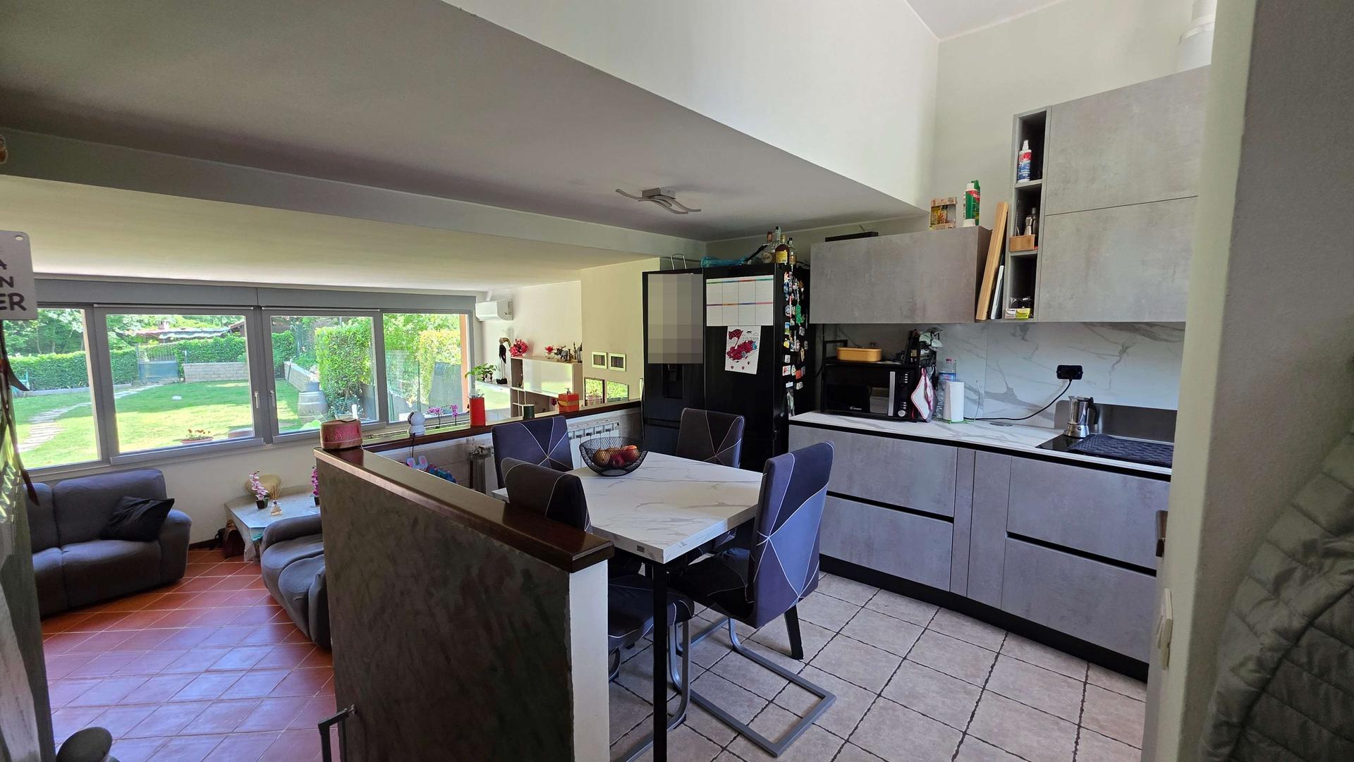 Villa a schiera in Via Fratelli Kennedy 76, Venegono Superiore