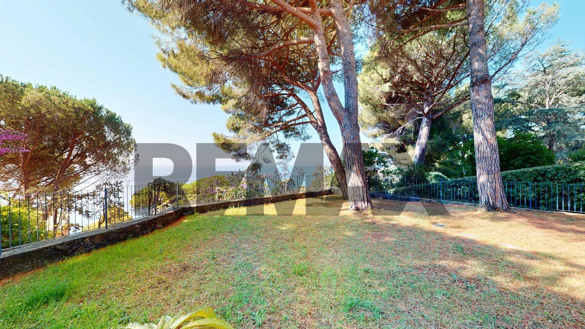 Villa in Via dei Pini d'Aleppo 65, Varazze