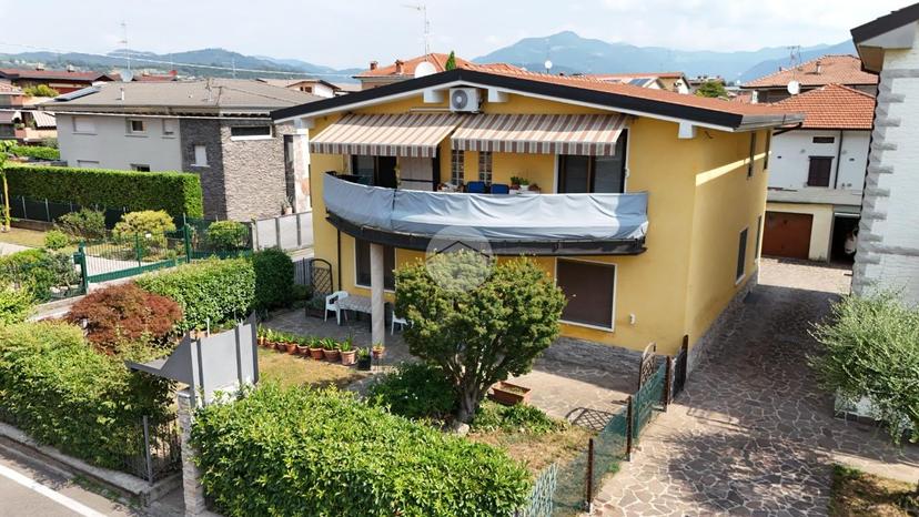 Villa in Via Trieste 35, Capriolo — foto 4 di 5