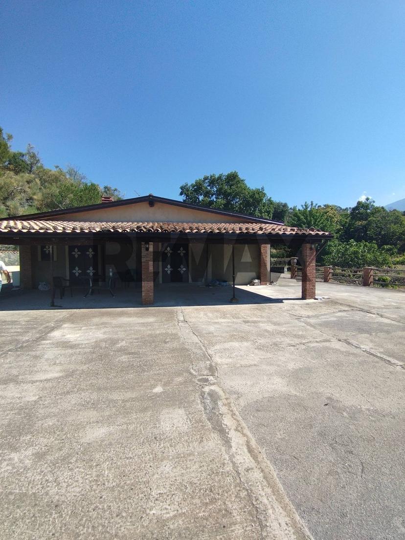 Casa indipendente in Calcerana Marina Snc, Adrano — foto 2 di 5