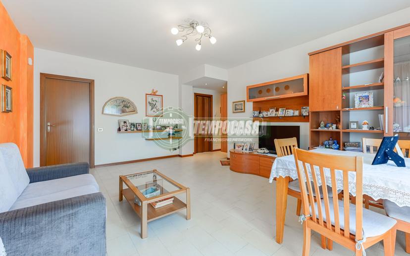 Trilocale in Via Papa Giovanni XXIII 42, Bernareggio — foto 3 di 5