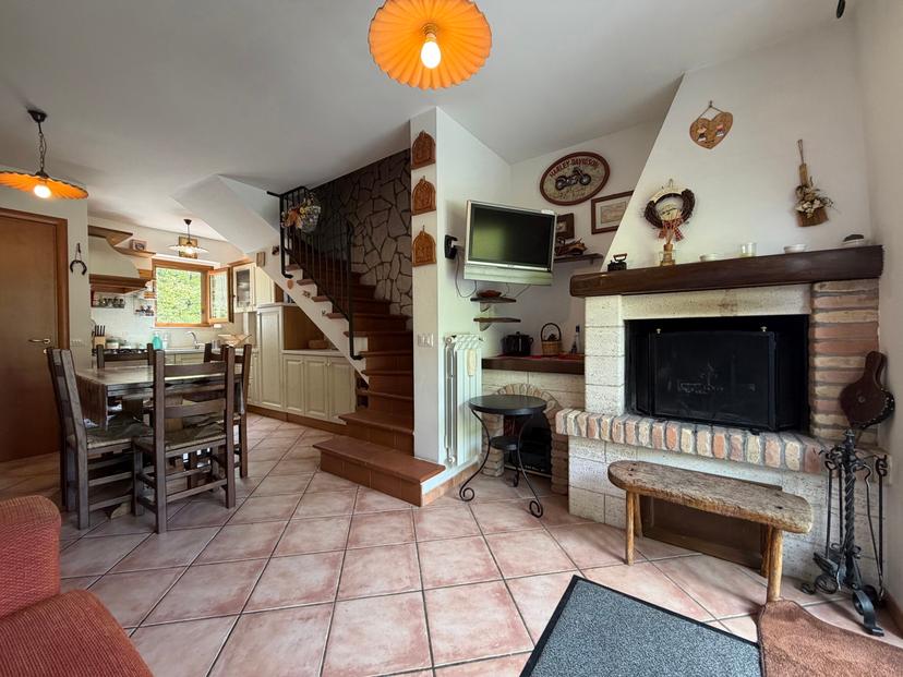 Villa a schiera in Via Monterotondo Snc, Rocca di Cambio — foto 2 di 5
