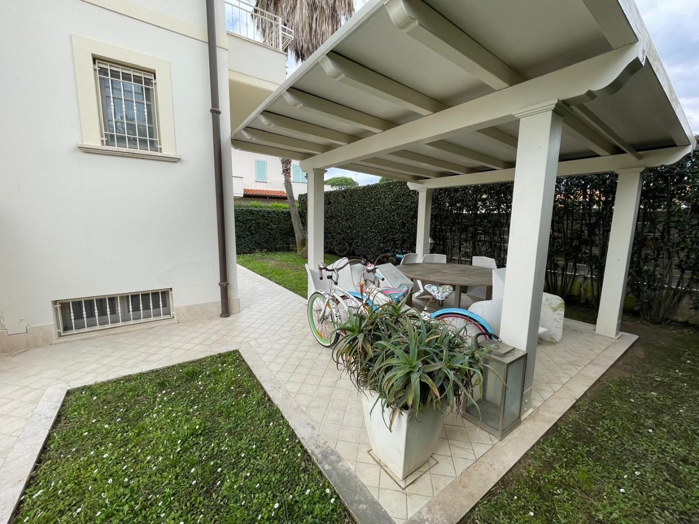 Villa bifamiliare, Montignoso