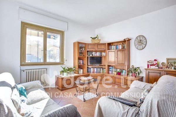 Villa in Via XXV Aprile 11, Carnago — foto 2 di 5