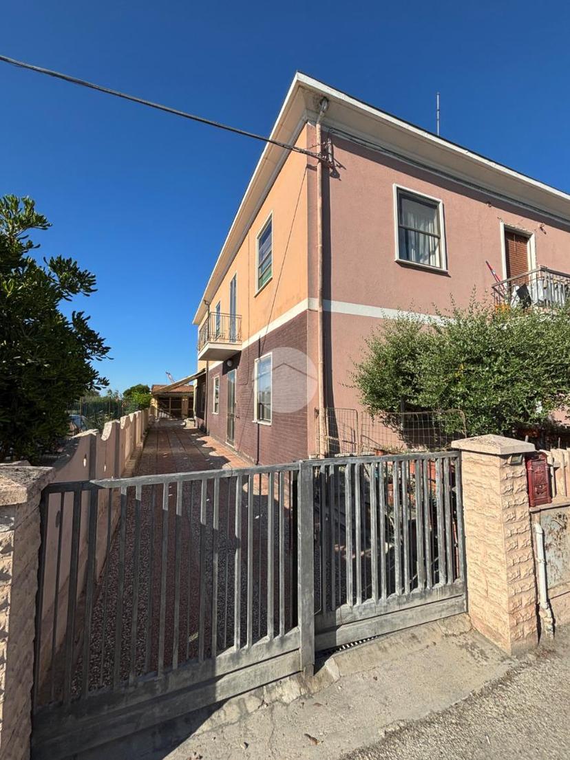 Casa indipendente in V. Fratelli Zuccari 5, Fano