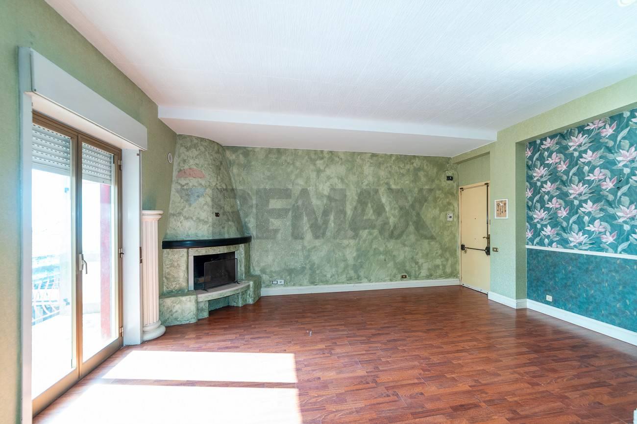 Trilocale in Viale Papa Giovanni XXIII 34, Camporotondo Etneo