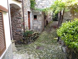 Casa indipendente, Dongo