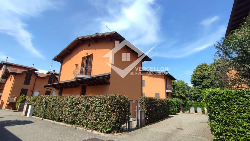 Villa unifamiliare in Via  Galliate, Romentino
