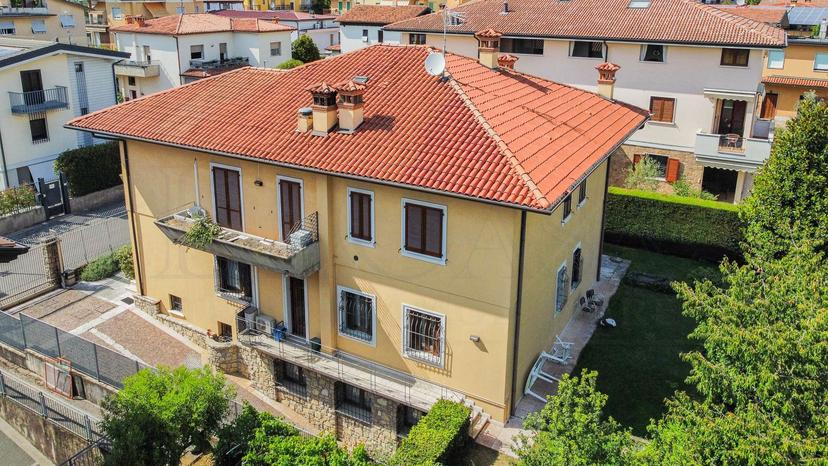 Villa bifamiliare in Via Brunelli, Brescia — foto 3 di 5