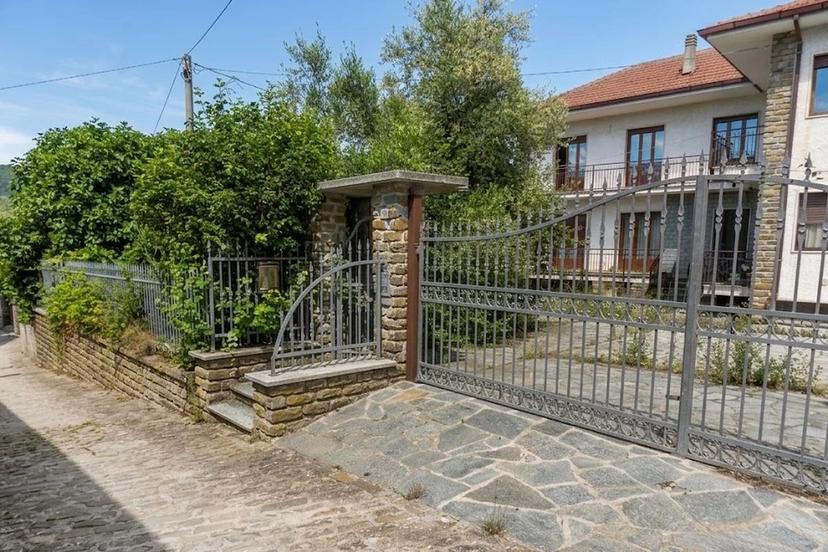 Casa indipendente in Via San Michele, 10, Castelletto Uzzone