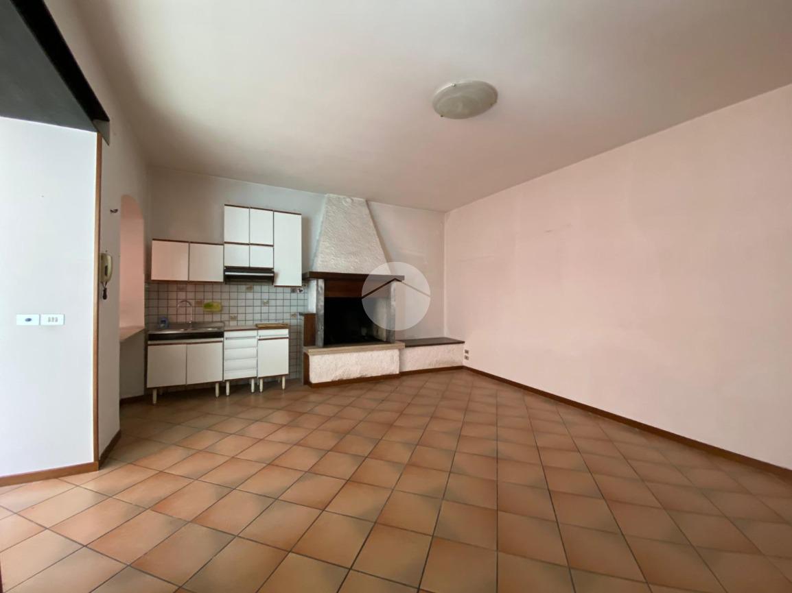 Casa indipendente in Piazza Corlo, Lonato del Garda