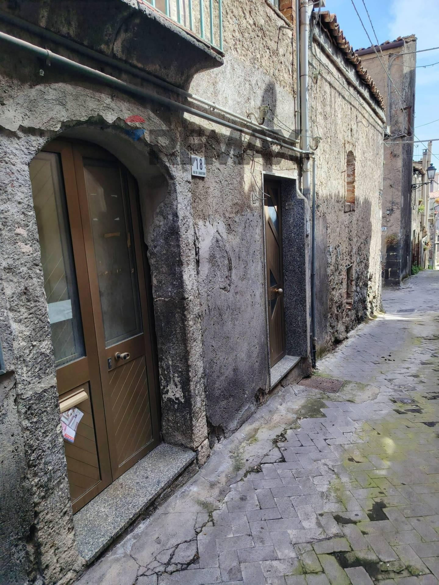 Casa indipendente in Via  dei Longhitano 16/18, Randazzo