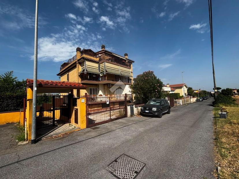 Bilocale in Via Simeri Crichi 48, Roma