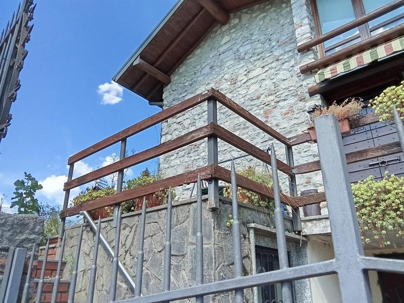 Villa a schiera, Montorfano